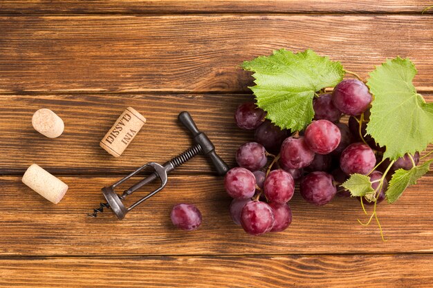 Kiść winogron na drewnianym stole