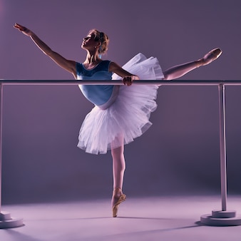 Klasyczna balerina pozuje przy baletnicą
