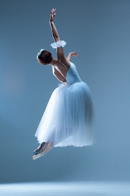 Klasyczna balerina tańcząca na niebiesko