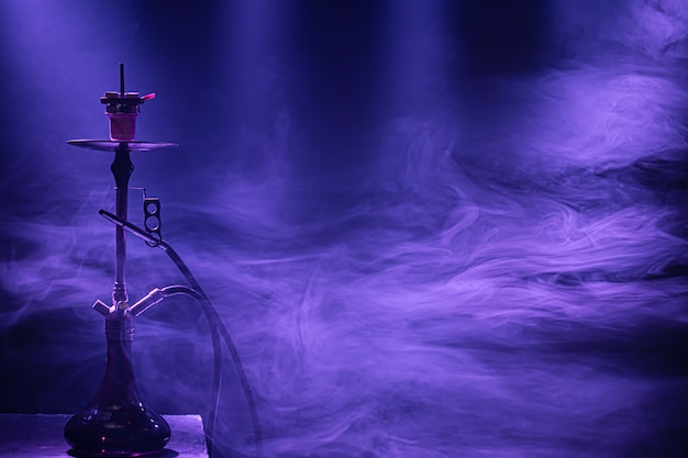 Bezpłatne zdjęcie klasyczna fajka wodna z kolorowymi promieniami światła i dymu.