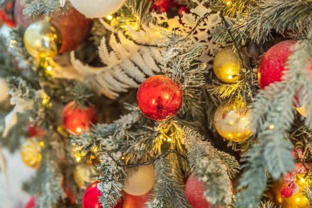 Klasyczne Boże Narodzenie Nowy Rok Ozdobione Choinką Z Czerwonym Złotym I Białym Ornamentem Ozdoby Zabawki ... Premium Zdjęcia