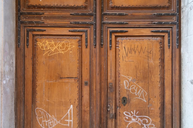Bezpłatne zdjęcie klasyczne drewniane drzwi z graffiti