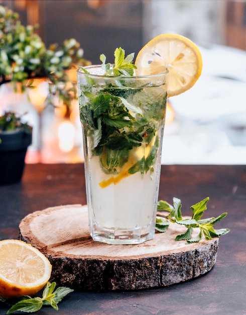 Bezpłatne zdjęcie klasyczne mojito na stole