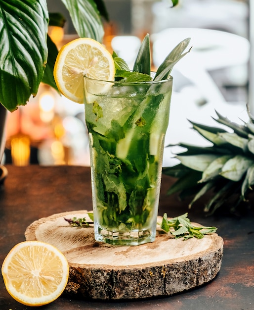 Klasyczne mojito na stole