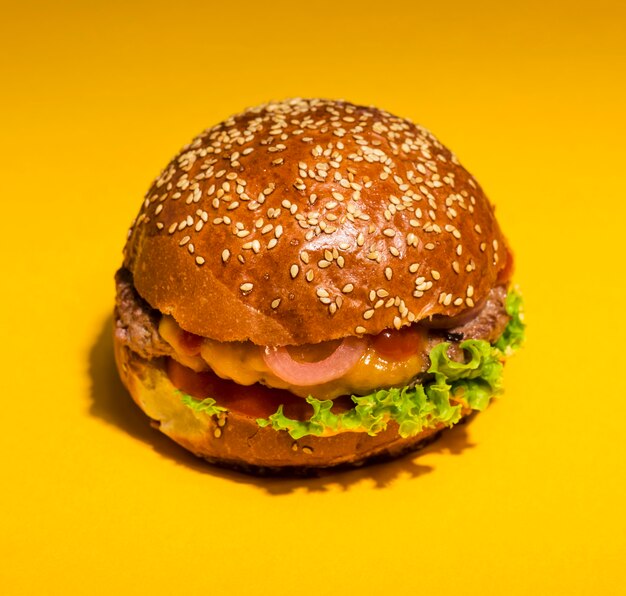 Klasyczny burger z sałatą