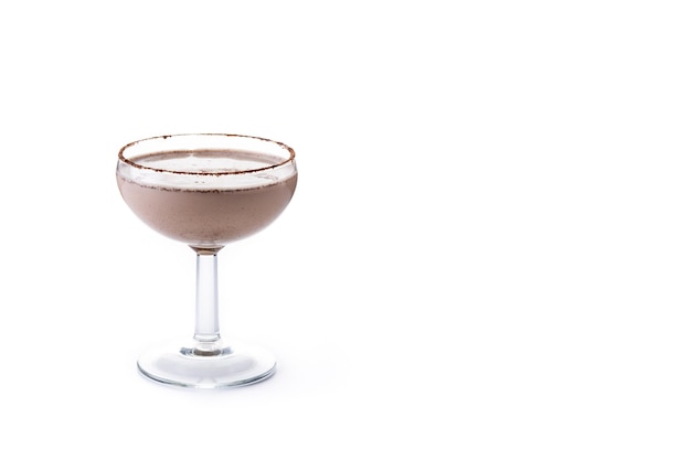 Klasyczny koktajl brandy Alexander na białym tle