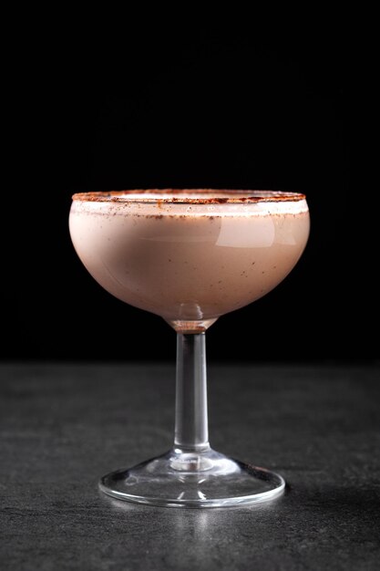 Klasyczny koktajl Brandy Alexander