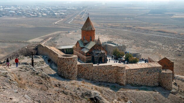 Klasztor khor virap armenia. klasztor znajduje się w pobliżu góry ararat, na granicy z turcją. miejsce pielgrzymek wielu chrześcijan z całego świata.