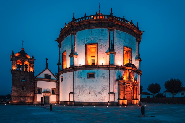 Bezpłatne zdjęcie klasztor serra do pilar w vila nova de gaia nocą