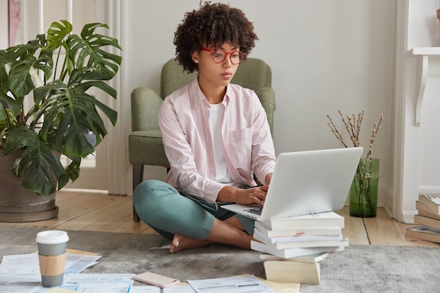 Klawiatury Czarny Bizneswoman Na Laptopie, Sprawia, że Papier Dyplomowy