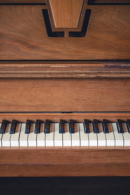 Bezpłatne zdjęcie klawisze fortepianu na drewnianym brązowym instrumencie muzycznym