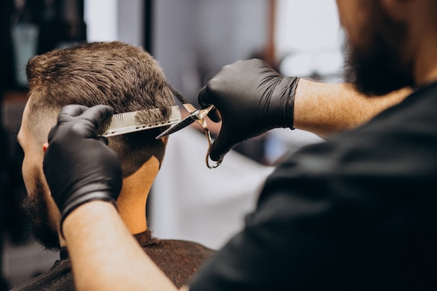 Klient robi fryzurę w salonie fryzjerskim