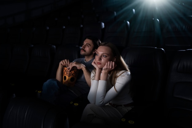 Bezpłatne zdjęcie klient w studio dark vip cinema