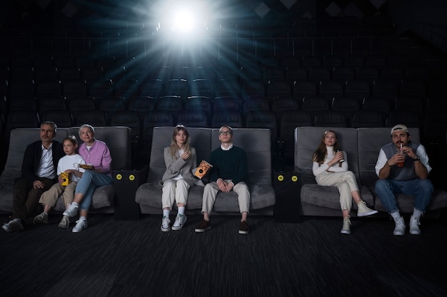 Bezpłatne zdjęcie klient w studio dark vip cinema