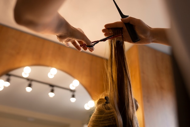 Bezpłatne zdjęcie klientka podcina włosy u fryzjera.