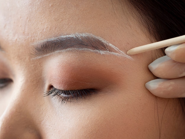 Bezpłatne zdjęcie klientka przechodząca zabieg microblading