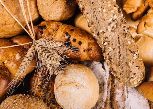 Bezpłatne zdjęcie kłos pszenicy na pełnoziarnistych bochenkach chleba