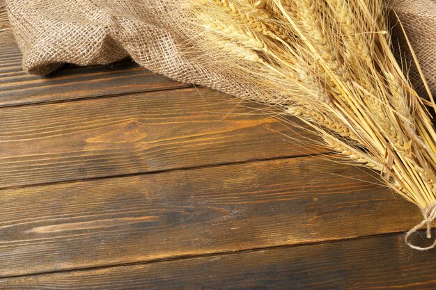 Kłosy pszenicy na drewnianym stole
