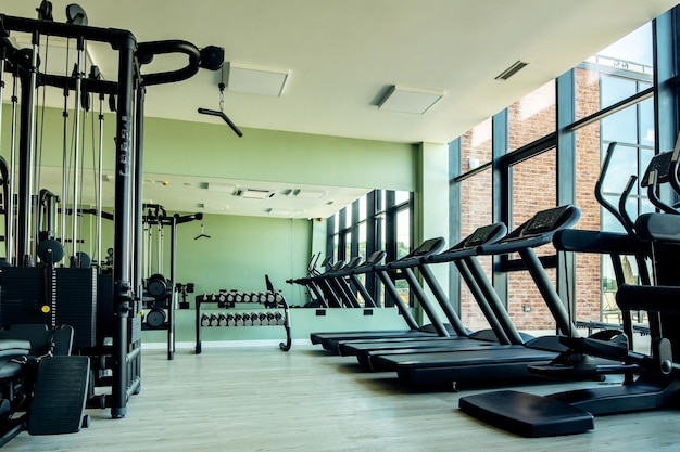 Klub fitness bez osób ze sprzętem do ćwiczeń
