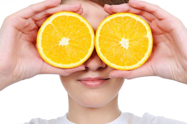 Kobieca twarz ze świeżą pomarańczową sekcją zamiast oczu