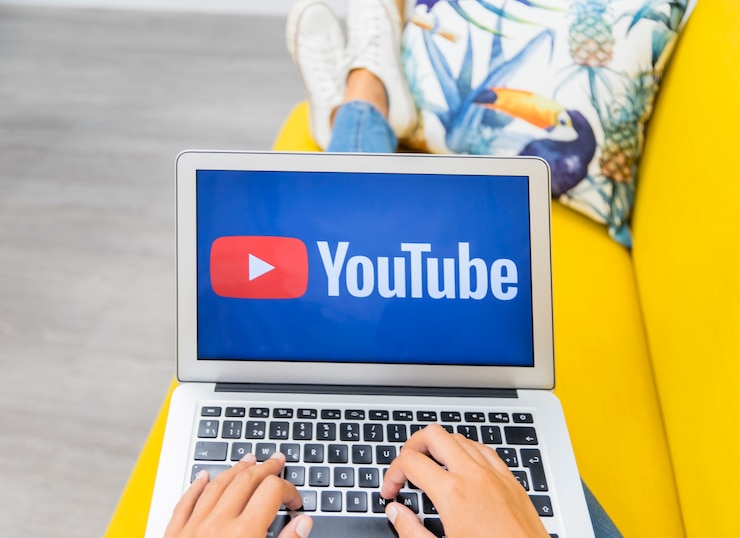 Bezpłatny plik Zdjęcie kobiece ręce na laptopie