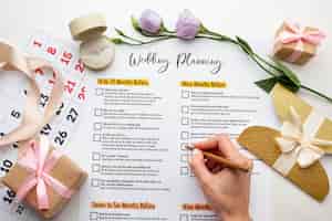 Bezpłatne zdjęcie kobiece ręce, pisząc na wesele