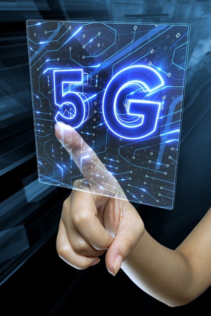 Kobiecej dłoni dotykając ekranu cyfrowego renderowania 3D ze znakiem 5G