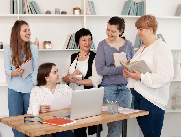 Kobiecy klub towarzyski rozmawiający ze sobą