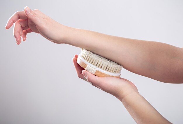 Kobiecy masaż dłoni szczoteczką do masażu
