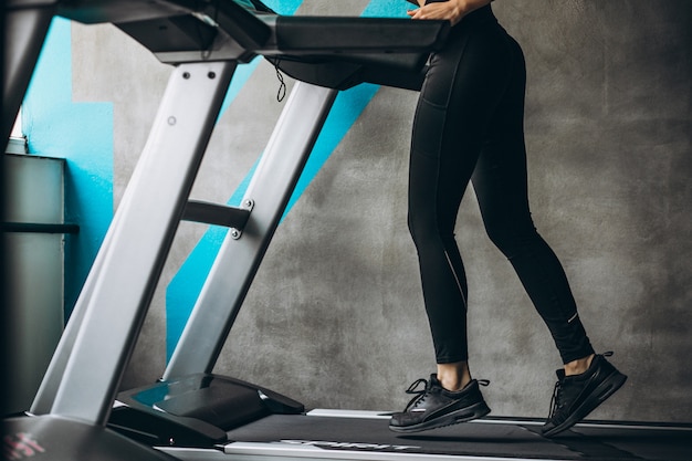 Kobiet nogi na bieżni przy gym