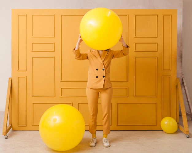 Kobieta bawić się z żółtymi piłkami