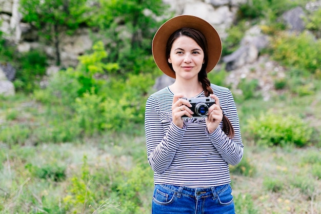 Kobieta bierze fotografię w naturze