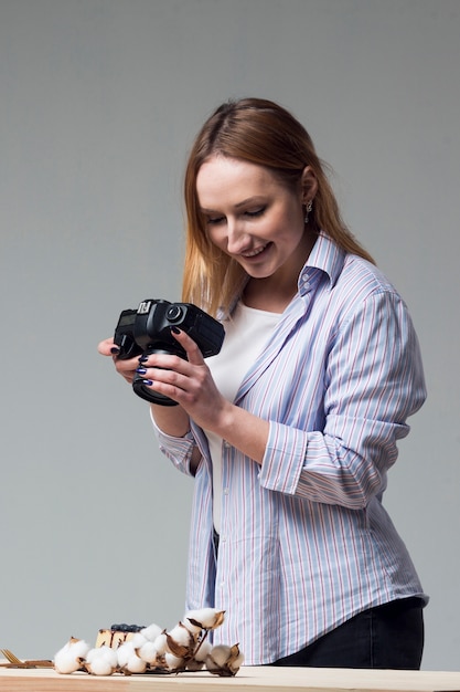 Bezpłatne zdjęcie kobieta bierze karmowe fotografie w studiu