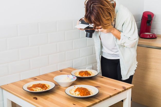 Bezpłatne zdjęcie kobieta bierze obrazek karmowi talerze
