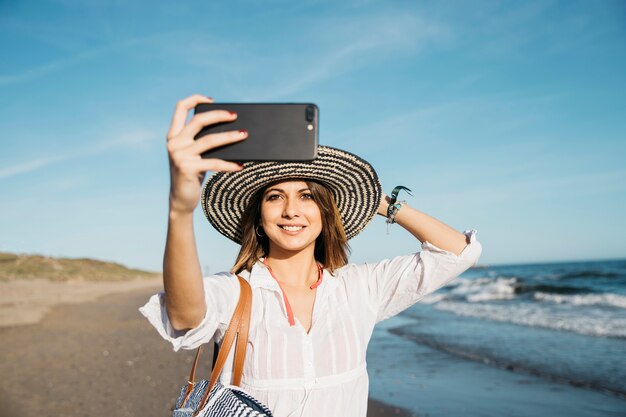 Kobieta bierze selfie przy linią brzegową