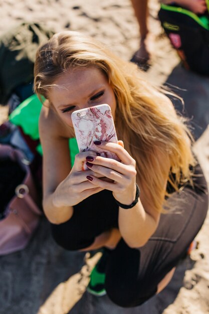 Kobieta bierze selfie przy plażą