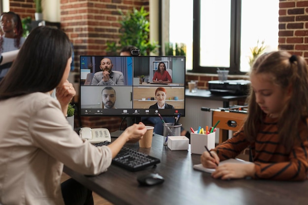Kobieta biznesu na wirtualnej konferencji wideorozmowy komunikująca strategię marketingową partnerom firmy. Pracownicy agencji finansowej przeprowadzają burzę mózgów z pomysłami na projekty zorientowane na klienta podczas cyfrowego spotkania.
