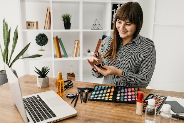 Kobieta Blogerka Makijażu Z Przesyłaniem Strumieniowym Z Laptopa