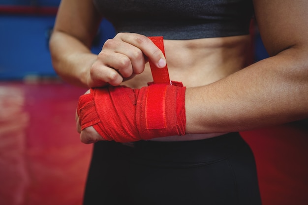 Kobieta bokser na sobie czerwony pasek na nadgarstku