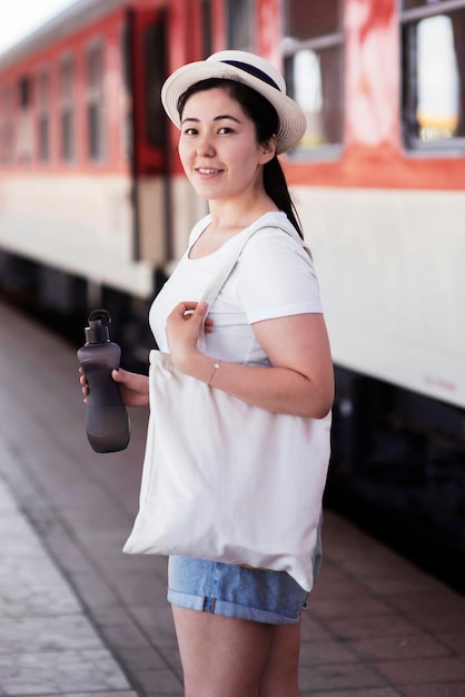 Kobieta buźka pozowanie na stacji kolejowej