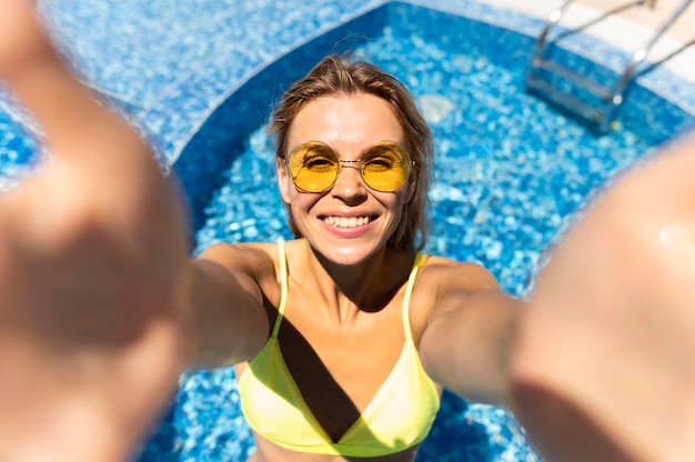Bezpłatne zdjęcie kobieta buźka przy selfie przy basenie