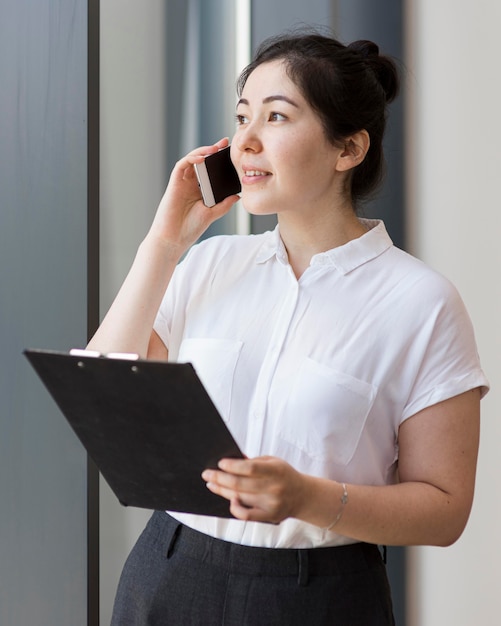 Kobieta buźka rozmawia przez telefon