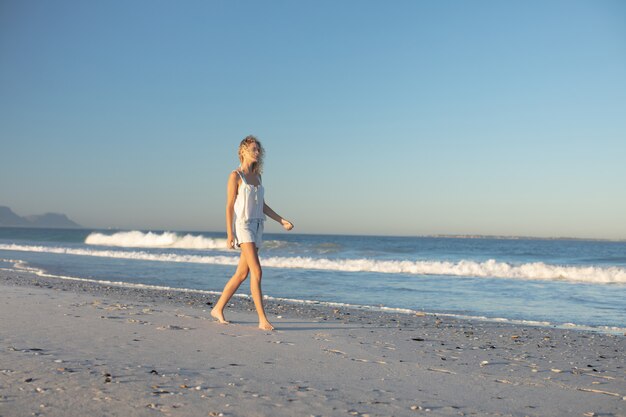 Kobieta chodzenie boso po plaży