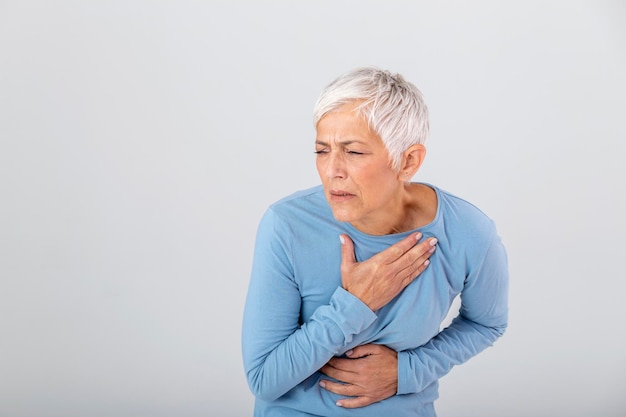 Bezpłatne zdjęcie kobieta cierpiąca na ból w okolicy serca zawał serca bolesna klatka piersiowa opieka zdrowotna koncepcja medyczna kobieta w wysokiej rozdzielczości z zawałem serca w domu