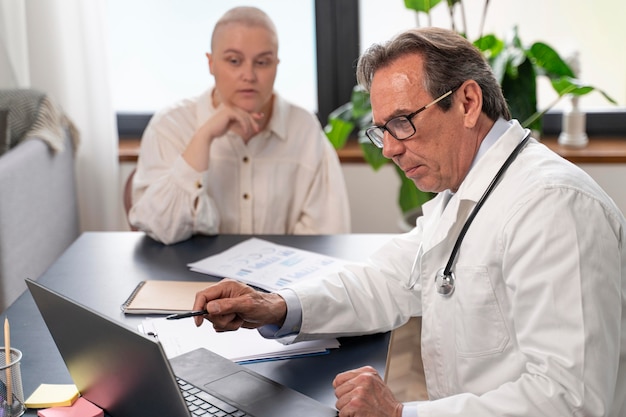 Bezpłatne zdjęcie kobieta cierpiąca na raka piersi rozmawia ze swoim lekarzem