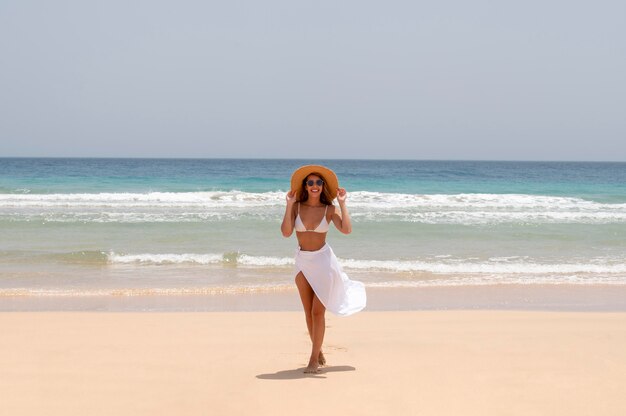 Kobieta ciesząca się wakacjami na plaży