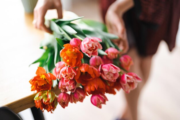Kobieta cieszy się bukietem tulipanów Bukiet kwiatów na stole Słodki dom Bez alergii