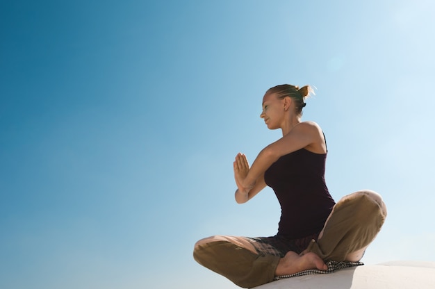 Kobieta ćwiczenia padmasana