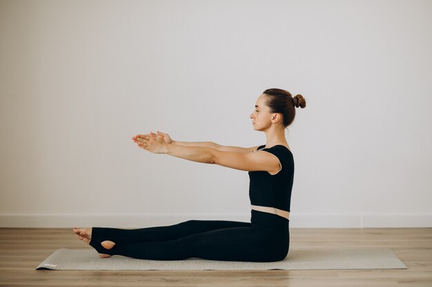 Kobieta ćwiczy pilates na siłowni jogi