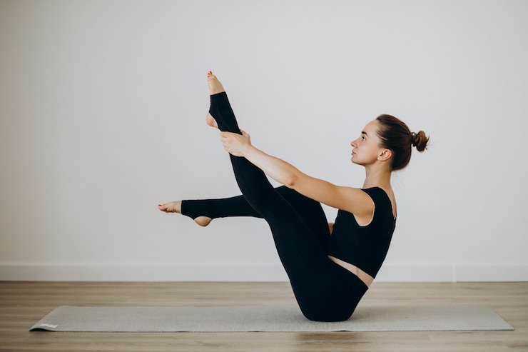 Bezpłatny plik Zdjęcie kobieta ćwiczy pilates w siłowni jogi